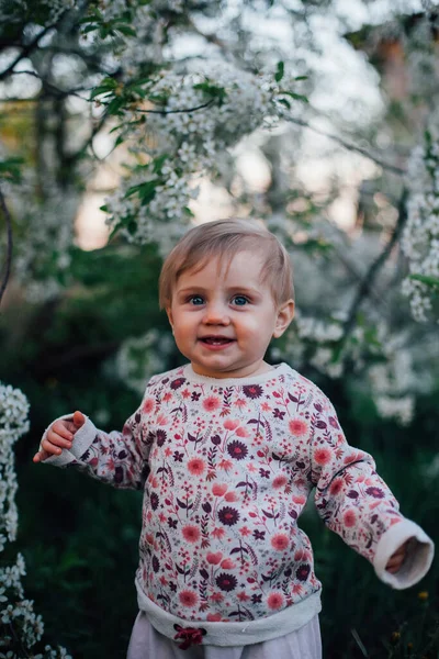 Porträt Eines Süßen Babys Vor Dem Hintergrund Blühender Frühlingsbäume — Stockfoto