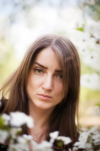 Retrato Una Hermosa Joven Jardín Primavera Flor — Foto de Stock