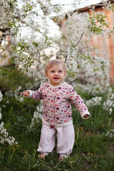 Menina Ano Idade Andando Jardim Primavera — Fotografia de Stock