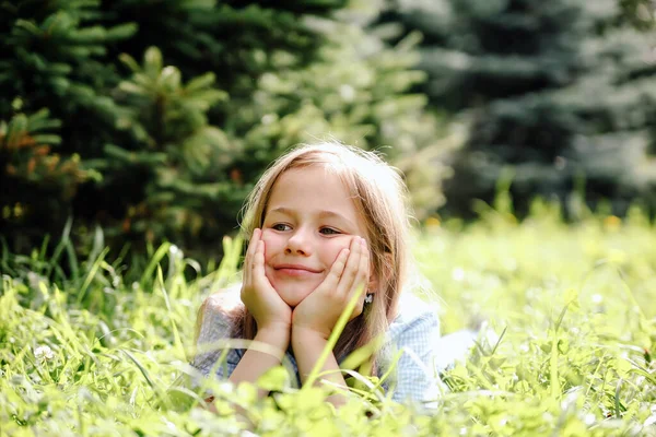 Jähriges Mädchen Läuft Park Auf Gras — Stockfoto