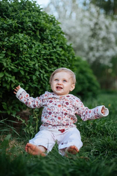 Porträt Eines Süßen Babys Vor Dem Hintergrund Grüner Frühlingsbäume — Stockfoto