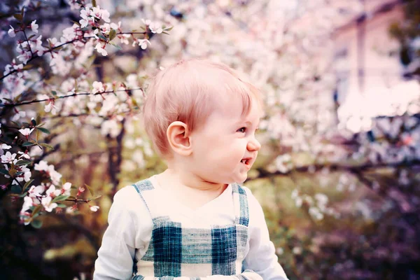 Retrato Bebê Bonito Fundo Árvores Primavera Florescendo — Fotografia de Stock