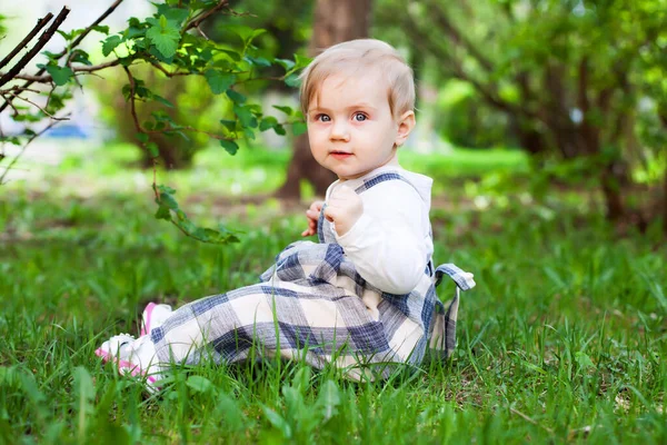 Yeşil Çimlerin Üzerinde Şirin Bir Bebek Portresi — Stok fotoğraf