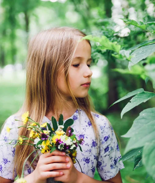 Retrato Niña Años Parque Con Flores —  Fotos de Stock