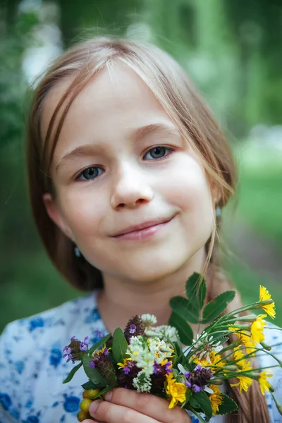 8岁女孩在公园里卖花的肖像 — 图库照片