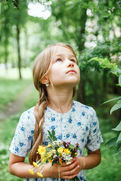 Portret Van Blond Meisje Zomerdag — Stockfoto