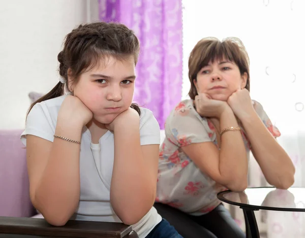 Hija Ofendida Lado Madre Después Pelea — Foto de Stock