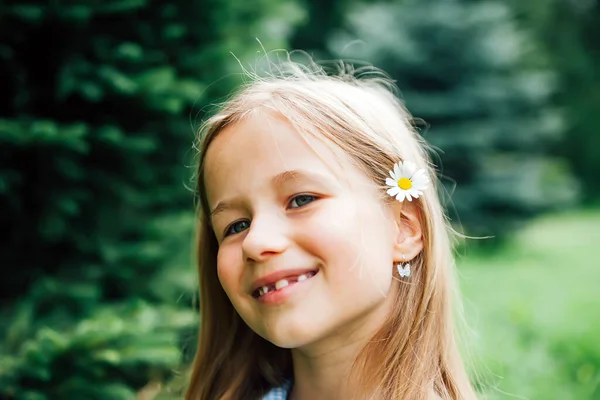 Retrato Menina Loira Dia Verão — Fotografia de Stock