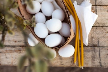 Tahta arka planda sepette tavuk yumurtası