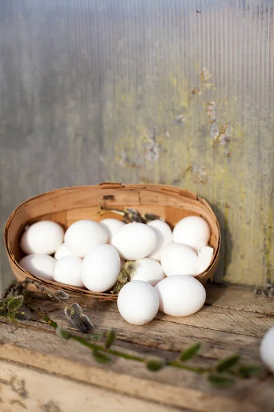 Ovos Galinha Uma Cesta Fundo Madeira — Fotografia de Stock