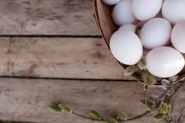 Ovos Galinha Branca Fundo Madeira Com Ramos Salgueiro — Fotografia de Stock