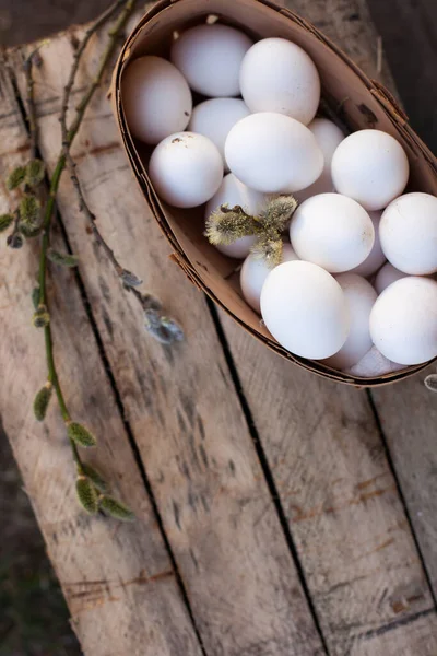 Ovos Galinha Branca Fundo Madeira Com Ramos Salgueiro — Fotografia de Stock