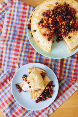 Farklı böğürtlenli sıcak krep.