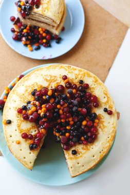 Farklı böğürtlenli sıcak krep.