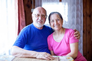 Yaşlı karı koca evde masada oturuyor.. 