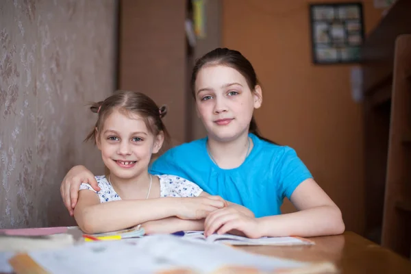 Evde Ödevi Yapan Kız Kardeşler Uzaktan Öğrenme Üzerine — Stok fotoğraf