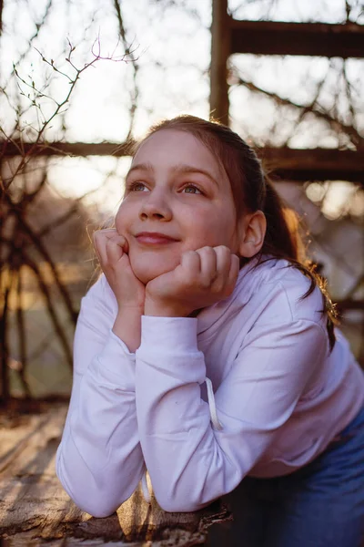 Sorrindo Menina Adolescente Com Capuz Branco — Fotografia de Stock