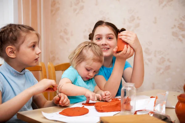 Tre Ragazze Età Diverse Scolpire Piatti Argilla — Foto Stock