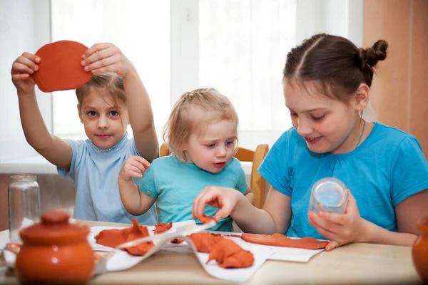 Tre Ragazze Età Diverse Scolpire Piatti Argilla — Foto Stock