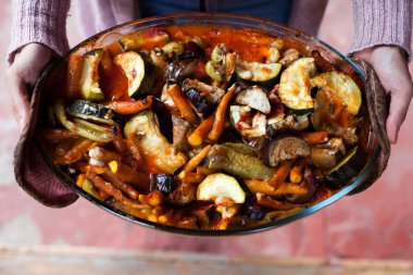 Şeffaf yemek tepsisinde haşlanmış sebzeler.