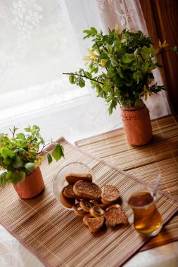 Bir bardak siyah çay ve krakerle dolu bir hayat