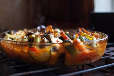 Şeffaf yemek tepsisinde haşlanmış sebzeler.