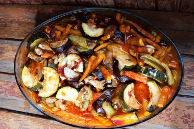 Şeffaf yemek tepsisinde haşlanmış sebzeler.