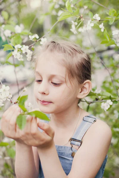 Retrato Niña Rubia Jardín Floreciente Primavera —  Fotos de Stock