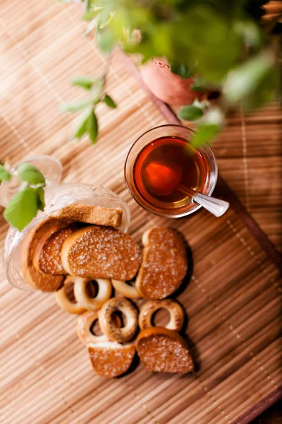 Natureza Morta Com Copo Chá Preto Tigela Biscoitos — Fotografia de Stock