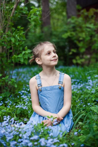 Retrato Menina Oito Anos Com Flores Esquecer Não — Fotografia de Stock