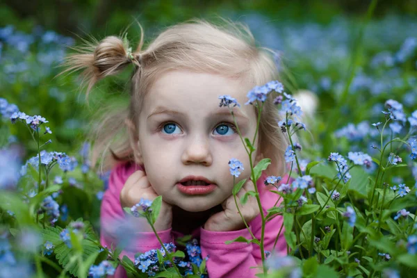 Retrato Criança Bonita Deitada Esquecer Não Flores — Fotografia de Stock
