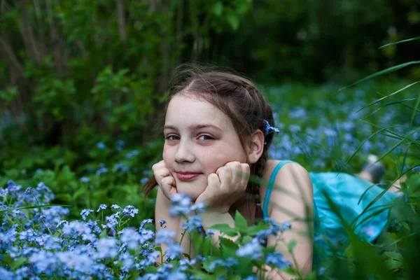 Porträtt Vacker Flicka Ligger Glömma Mig Inte Blommor — Stockfoto