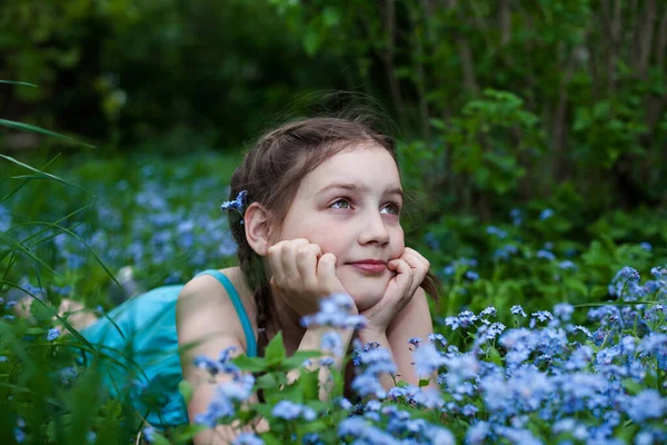 Retrato Uma Menina Bonita Deitada Esquecer Não Flores — Fotografia de Stock