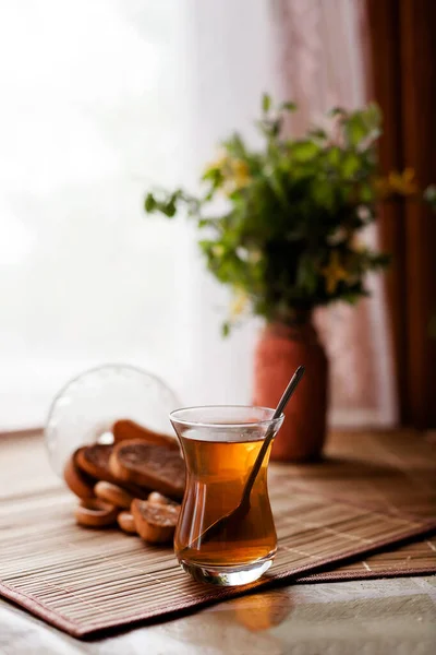 Nature Morte Avec Verre Thé Noir Bol Craquelins Par Fenêtre — Photo