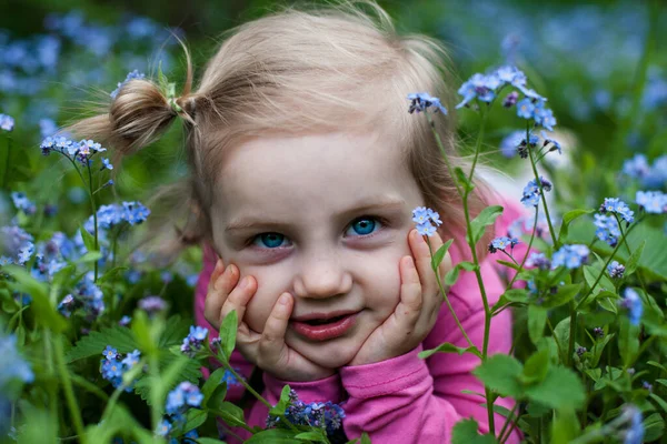 Porträt Eines Schönen Kindes Das Vergesst Mich Nicht Blumen Liegt — Stockfoto