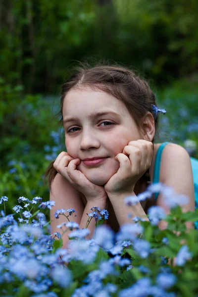 Retrato Menina Bonita Deitada Esquecer Não Flores — Fotografia de Stock