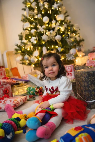 Bebé y árbol de Navidad —  Fotos de Stock