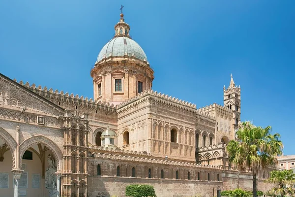 巴勒莫的大教堂 （都市大教堂的圣母玛利亚的假设） 在意大利的西西里岛，巴勒莫。建筑群建于诺曼，摩尔人，哥特式、 巴洛克式、 新古典风格. 图库图片