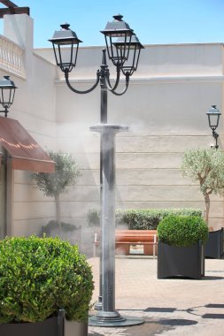 Sıcak yaz sıcaklık serin için Street buharlaşmış su sıçramasına fıskiyeleri