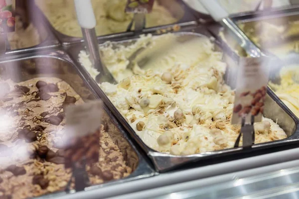 Varietà di gelati gustosi sotto la finestra dello shopping — Foto Stock