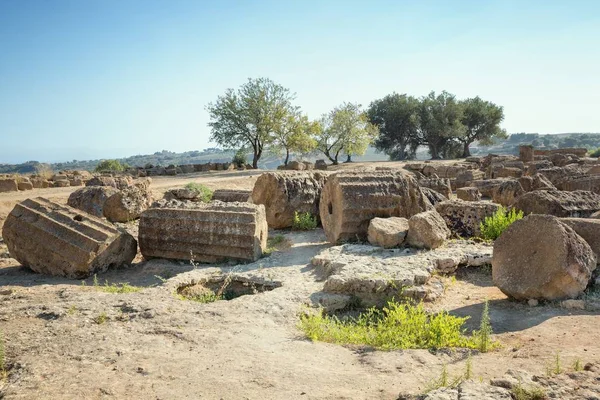 Ruinen in der Nähe des Tempels von Castor und Pollux, Agrigent, Tal der Tempel. — Stockfoto