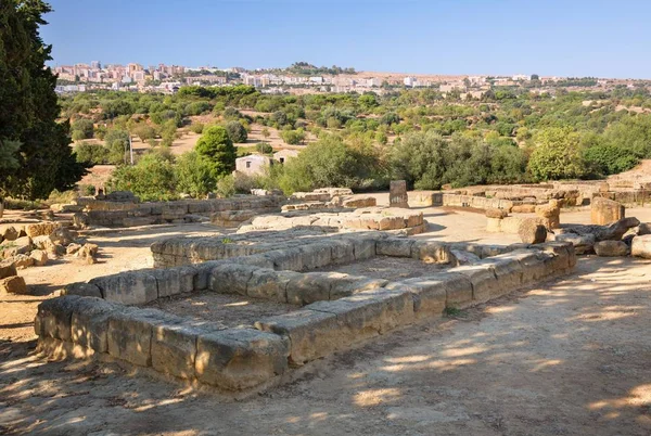 Ruinen in der Nähe des Tempels von Castor und Pollux, Agrigent, Tal der Tempel. — Stockfoto