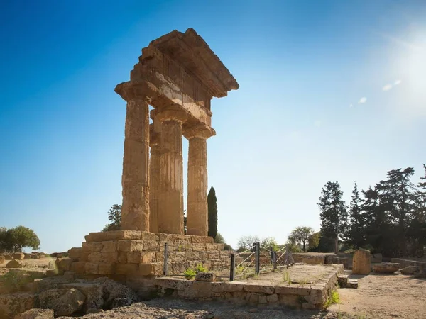 Tempel der Dioskuren (Rizinus und Pollux). Unesco-Weltkulturerbe. Tal der Tempel. agrigento, sizilien, italien — Stockfoto