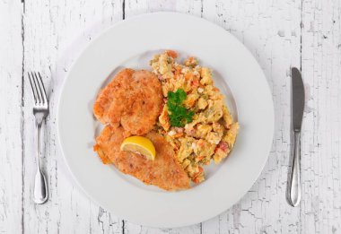 Patates salatası ve şnitzel