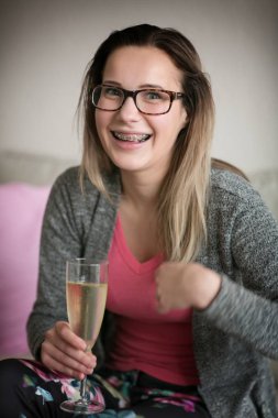 Kız bardaklarda ve dişlerde destekleri ile