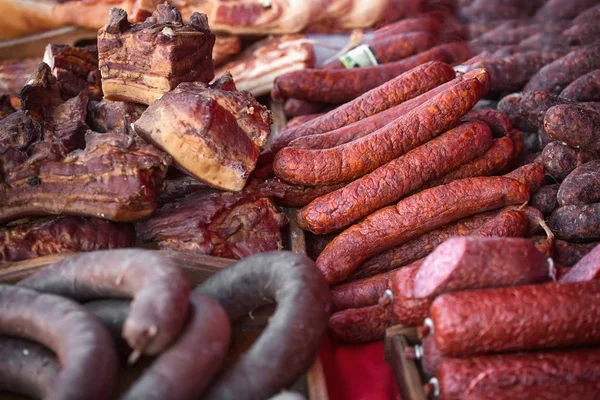 Venda de salsichas caseiras, salame e outros produtos à base de carne — Fotografia de Stock