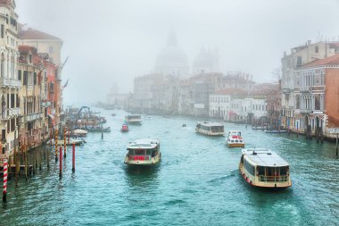 Gondol, Santa Maria della Salute Bazilikası ile Kanal Grande 'de, Venedik, İtalya