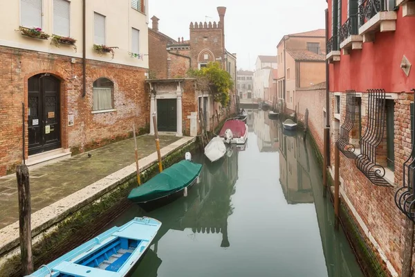 Sumuinen päivä Venetsiassa — kuvapankkivalokuva