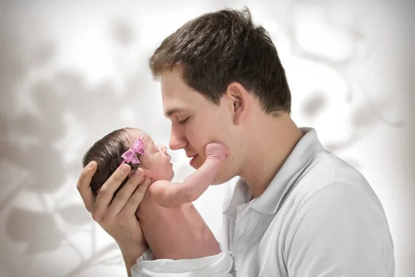 Papa en pasgeboren dochter — Stockfoto