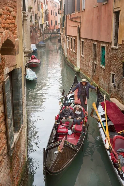 Góndolas y canales en Venecia, Italia — Foto de Stock